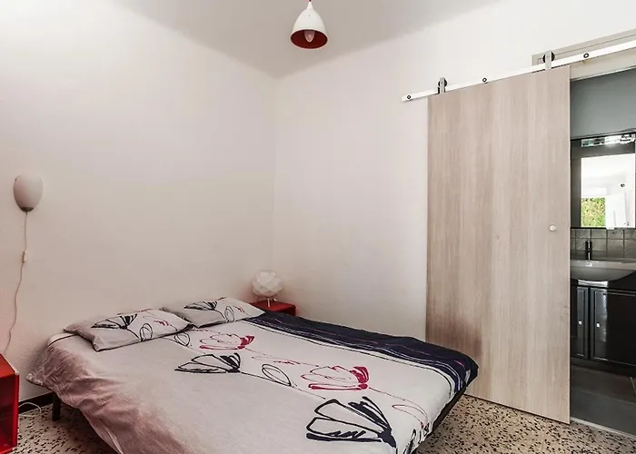 Apartamento 3 Pers Avec Terrasse Pres De La Et Des Commerces - Fr-1-776-80 *